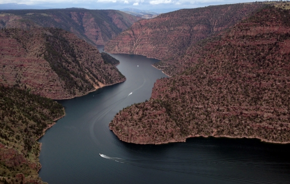 Flaming Gorge Red Canyons with speedboats racing along the water.